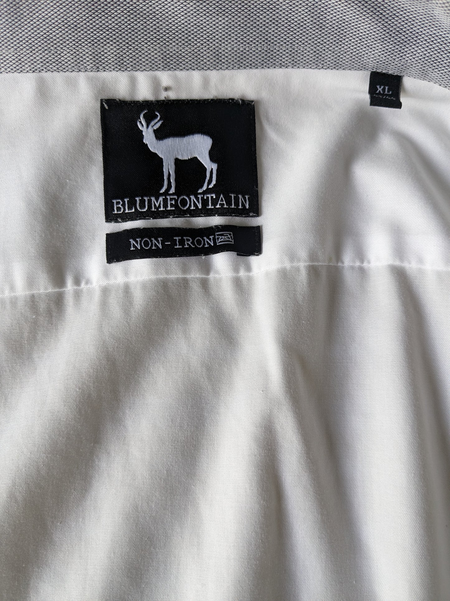 Blumfontain -Hemd. Weiß. Größe xl / xxl.