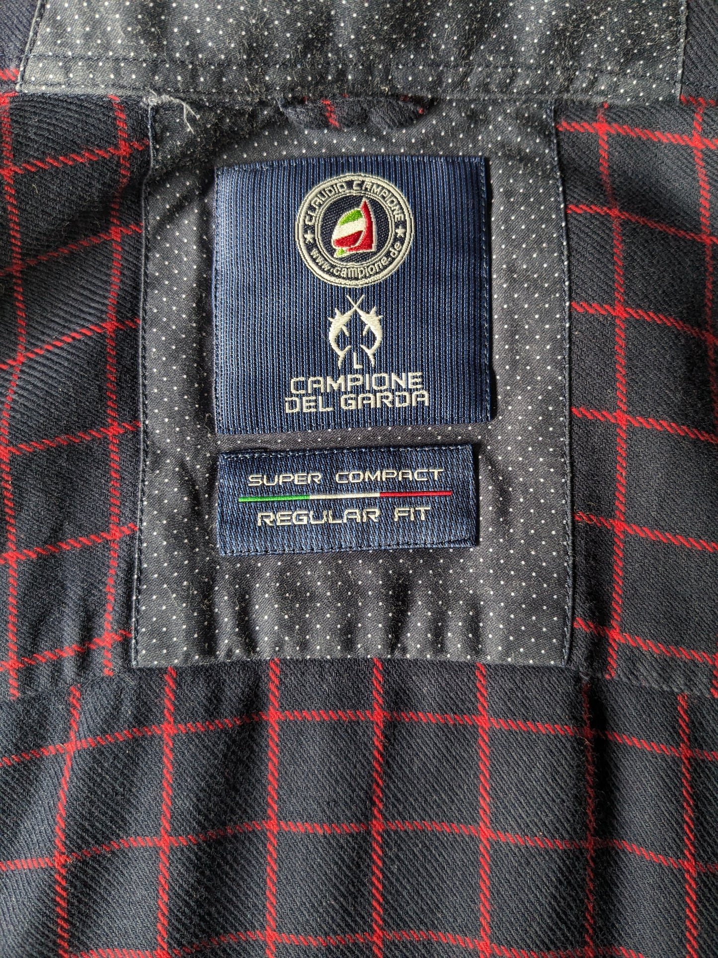 Camisa Campione del Garda. Rojo azul marcado. Ajuste regular. Tamaño xl.