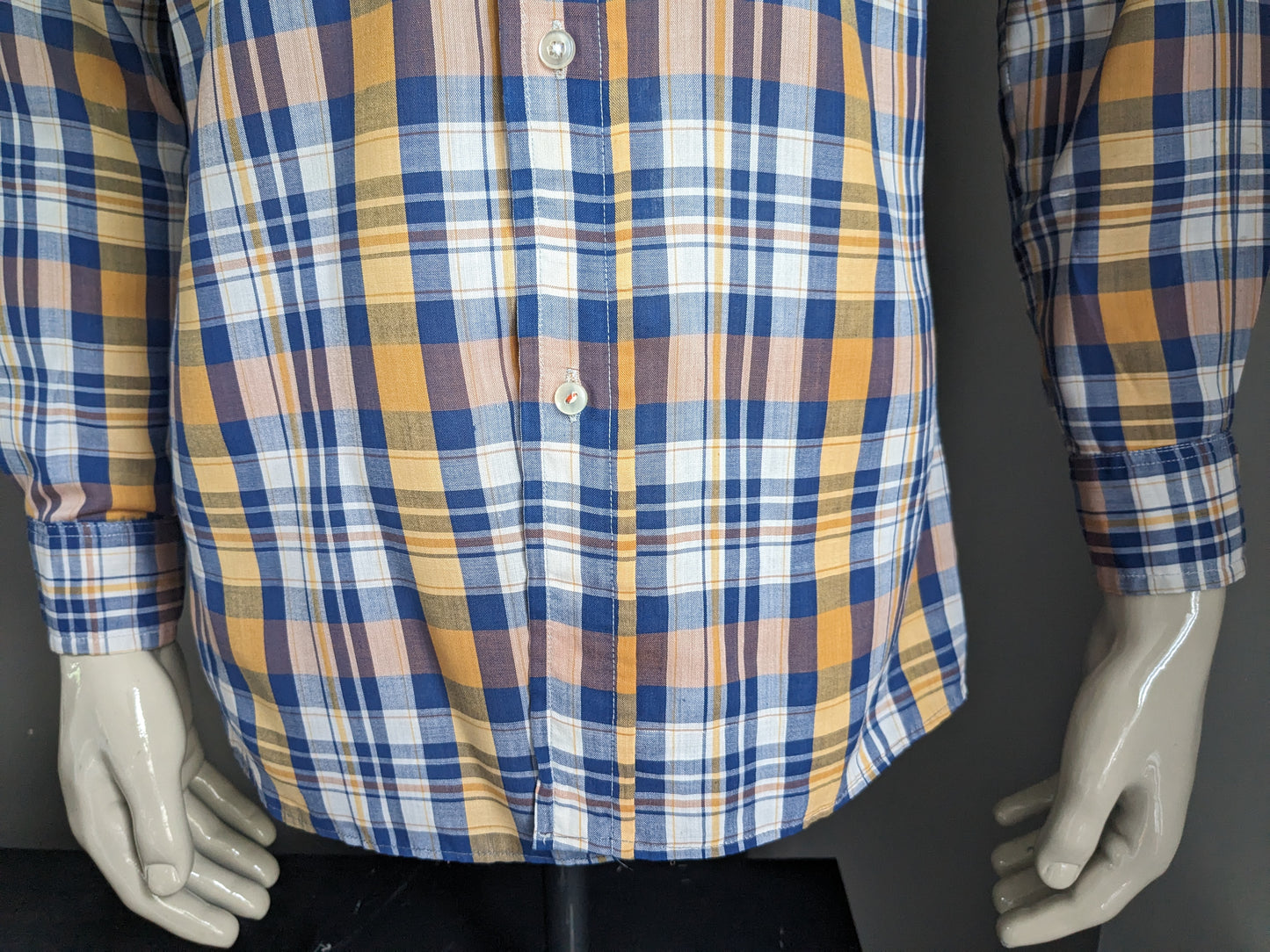 Camicia vintage degli anni '70 con colletto punto. Scazzo a scacchi bianchi blu giallo. Taglia L.