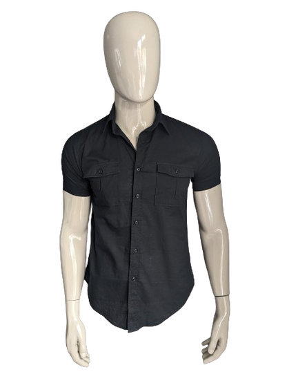 Casual Shirt Kurzärmel. Schwarz gefärbt. Größe M.