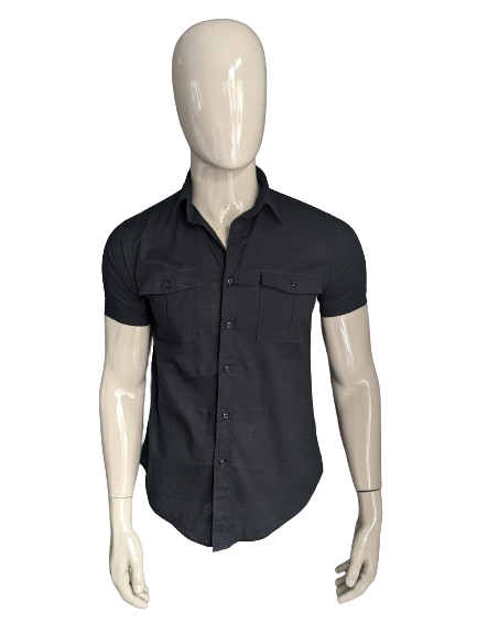 Casual Shirt Kurzärmel. Schwarz gefärbt. Größe M.