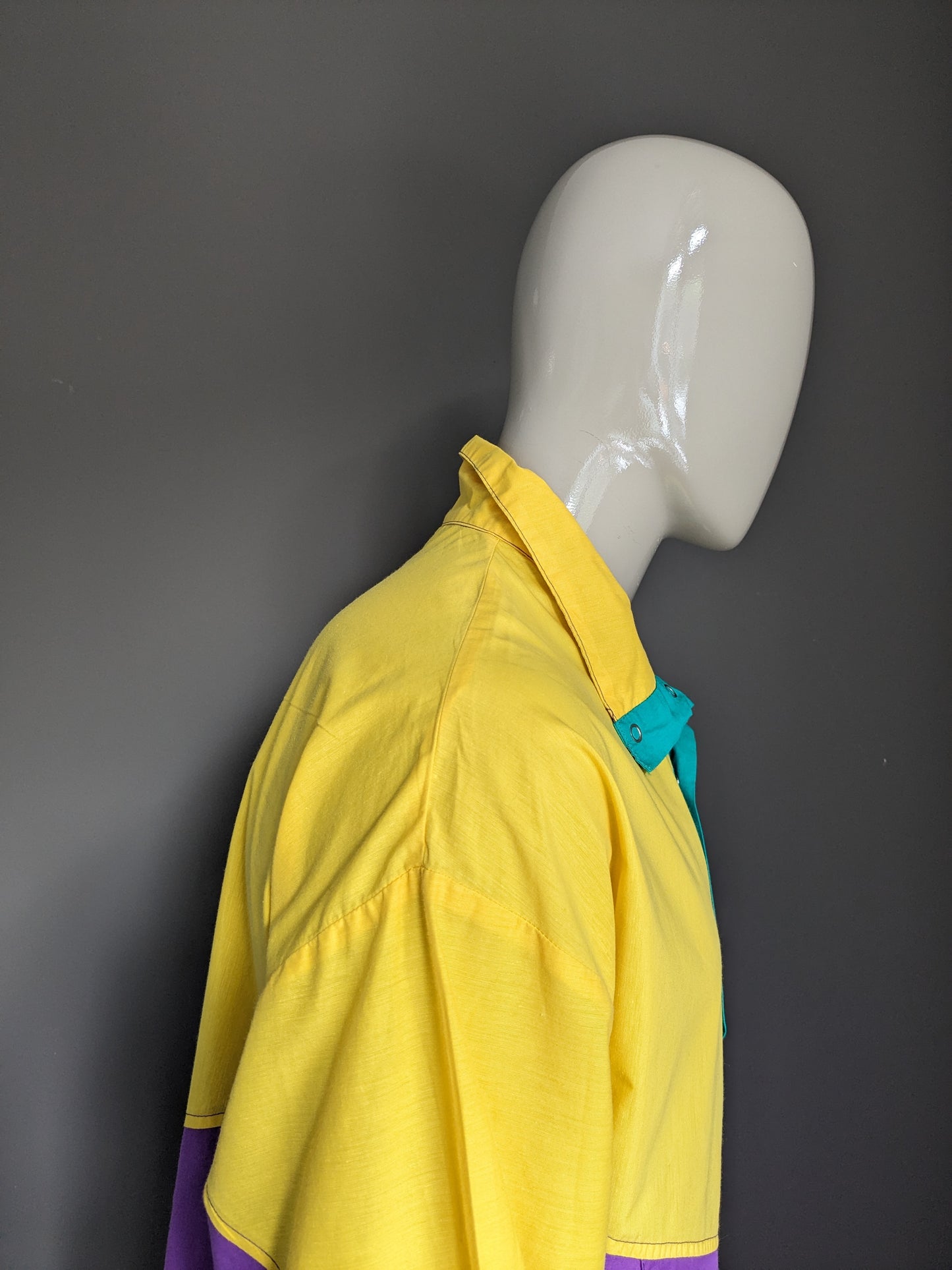 Pull Sport Funline Vintage avec goujons de presse. Couleur violette vert jaune. Taille xl.