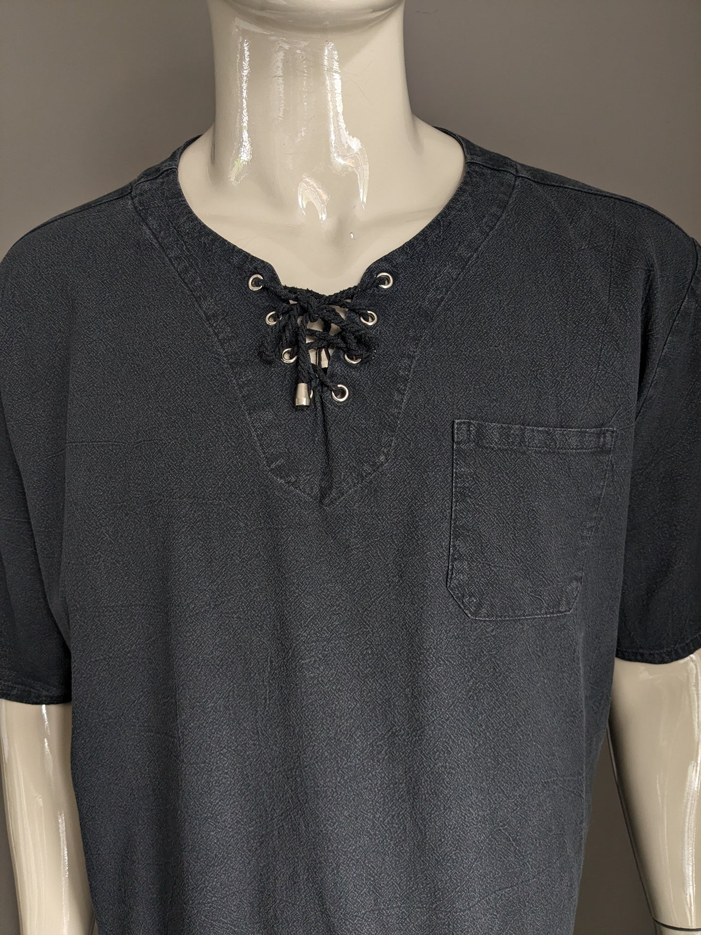 Camicia coofandy con applicazioni di pizzo. Grigio nero miscelato. Dimensione 3xl / xxxl.