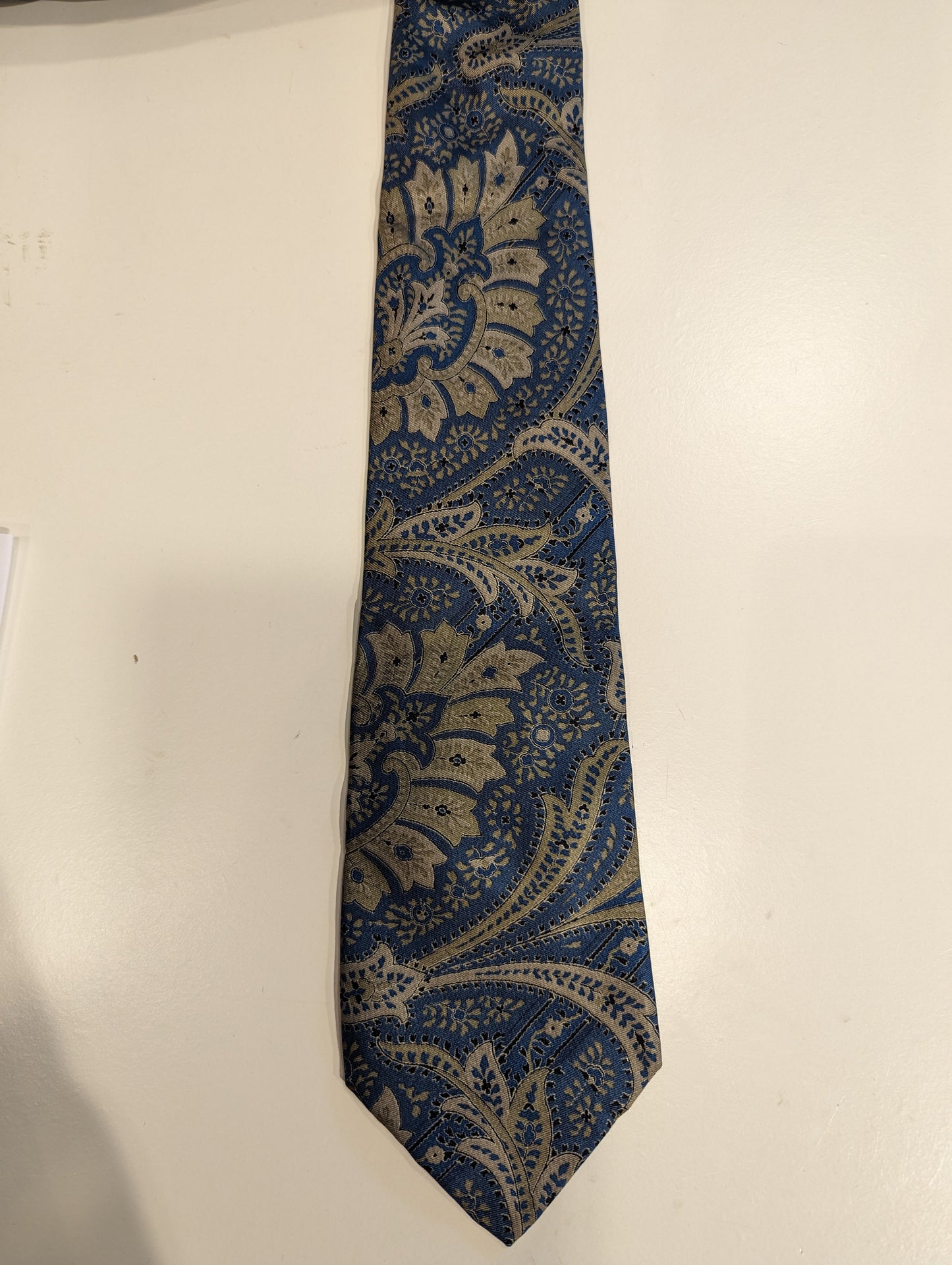 Vintage Giorgio Armani Silk Designer Tie. Bonito motivo verde azulado.