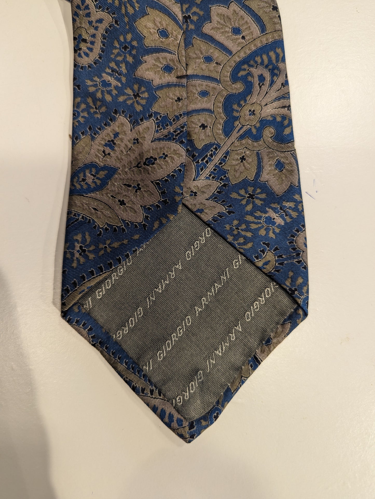 Vintage Giorgio Armani Silk Designer Tie. Bonito motivo verde azulado.