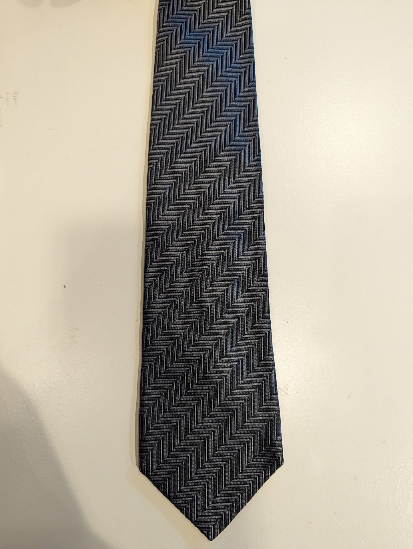 Beautiful Gentiluomo silk tie. Black silver gray