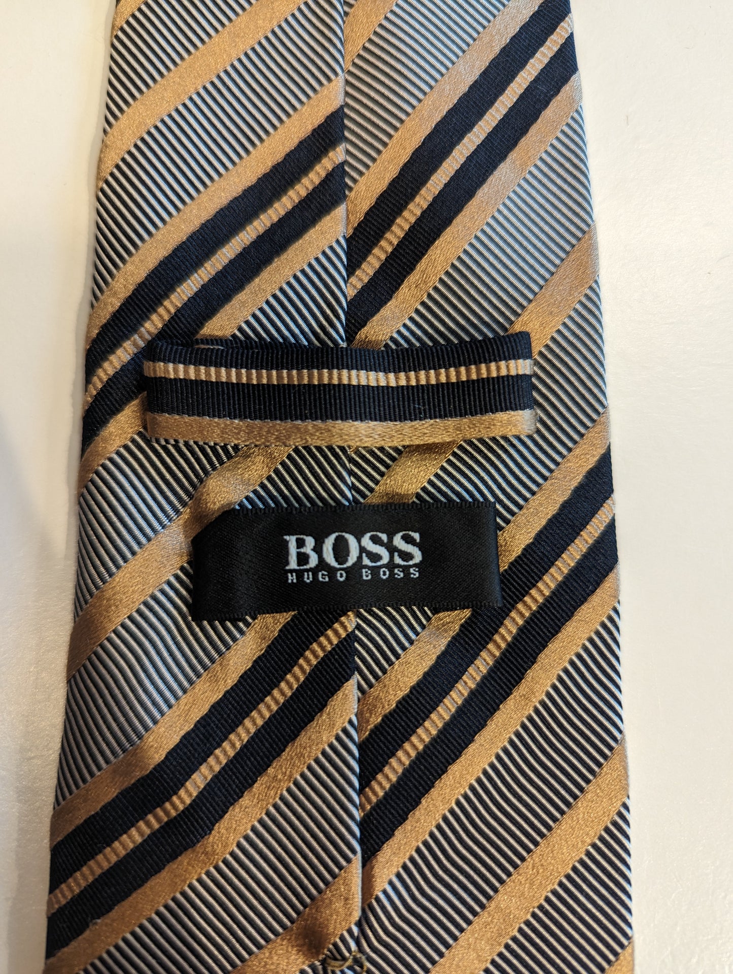 Hugo Boss zijde stropdas. Zwart goud grijs.