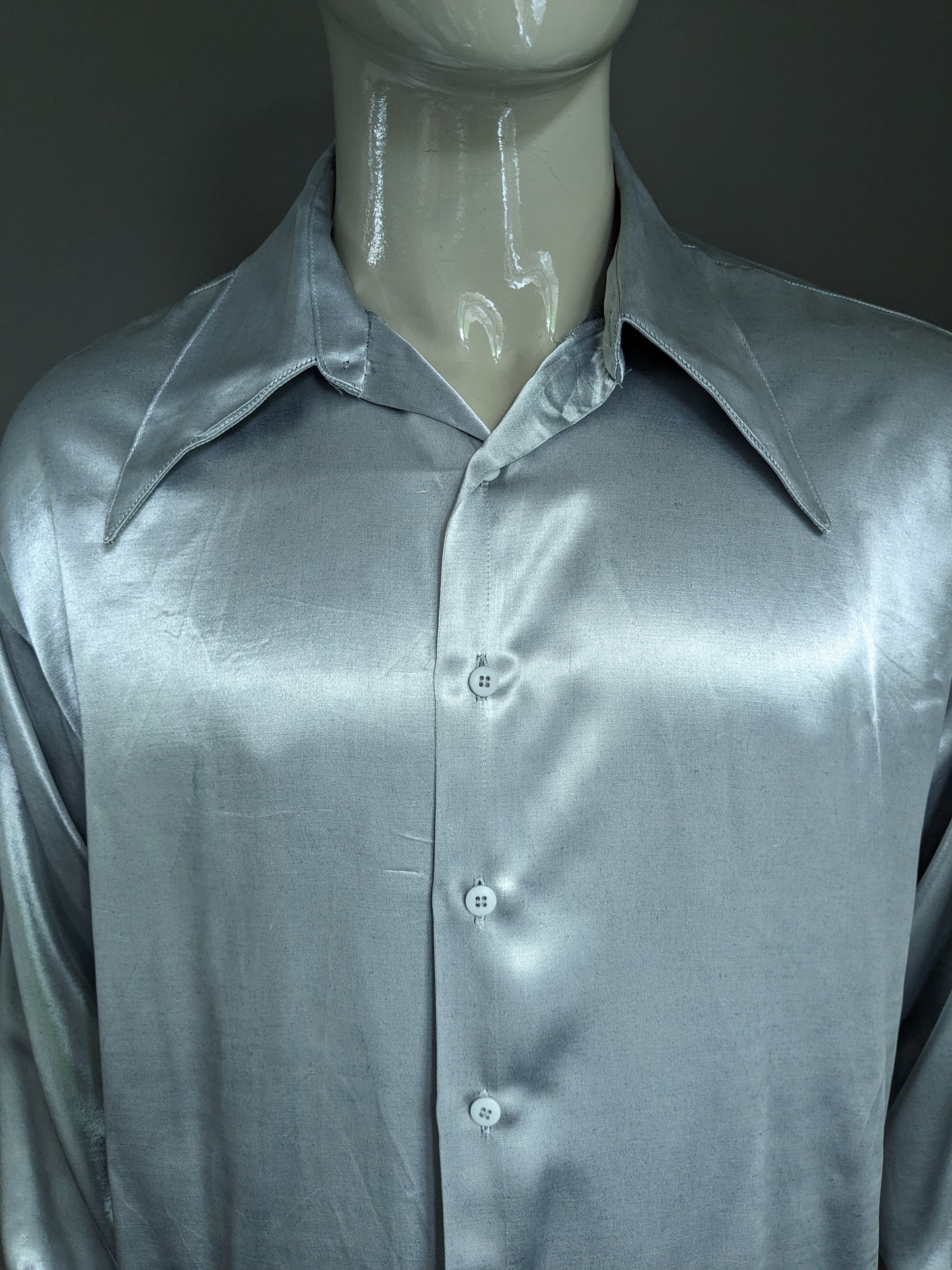 Chemise de Gregore des années 70 vintage avec collier. Argent brillant. Taille l / xl.