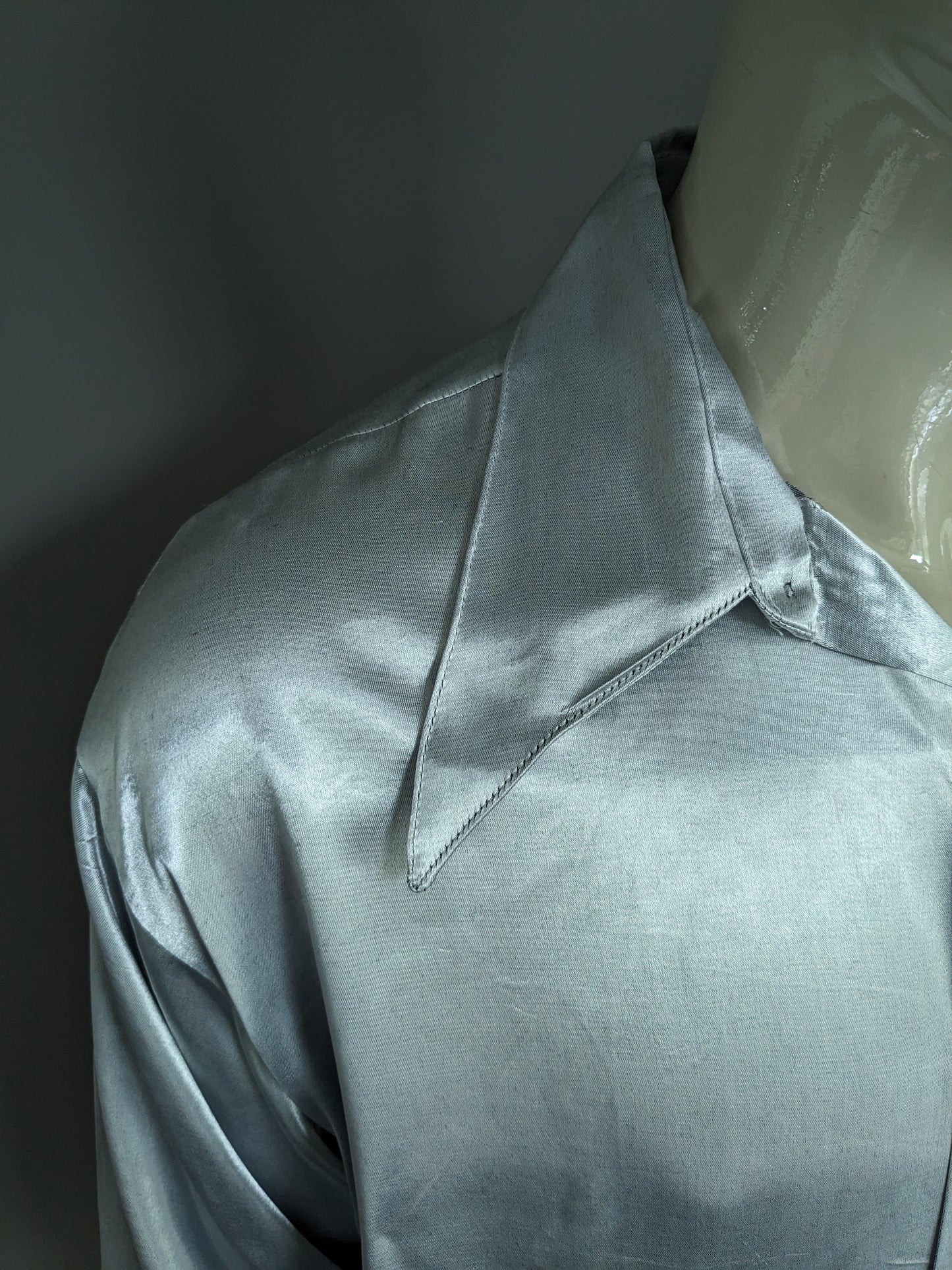 Camicia vintage Gregore degli anni '70 con colletto punti. Argento lucido. Taglia L / XL.