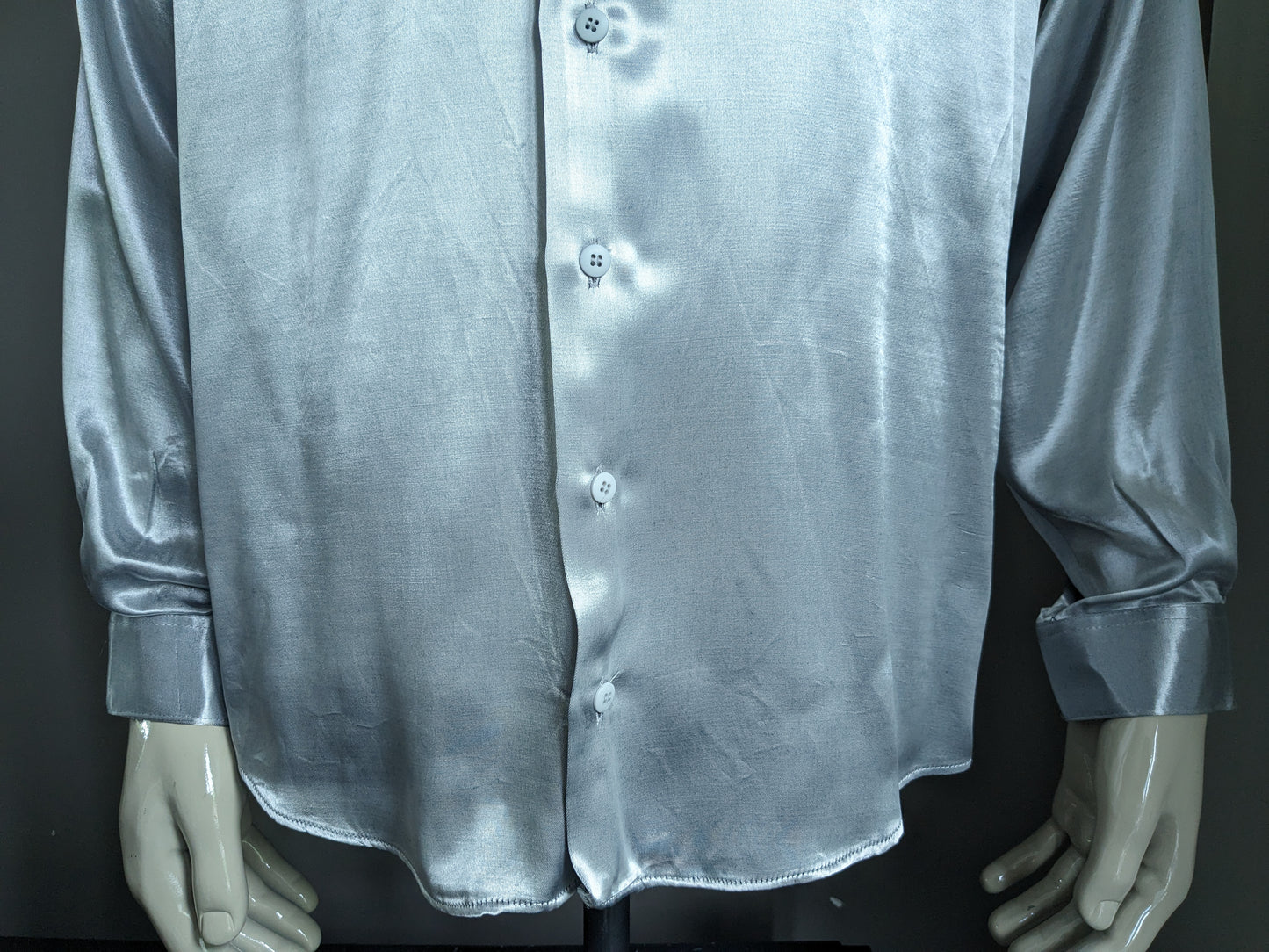 Vintage Gregore 70's shirt with point collar. Shiny silver. Size L / XL.