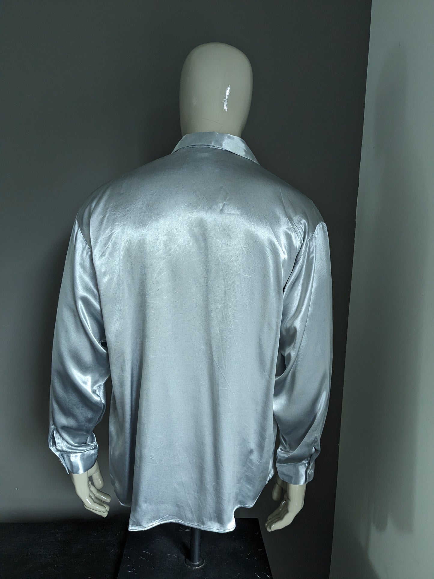 Vintage Gregore 70's shirt with point collar. Shiny silver. Size L / XL.