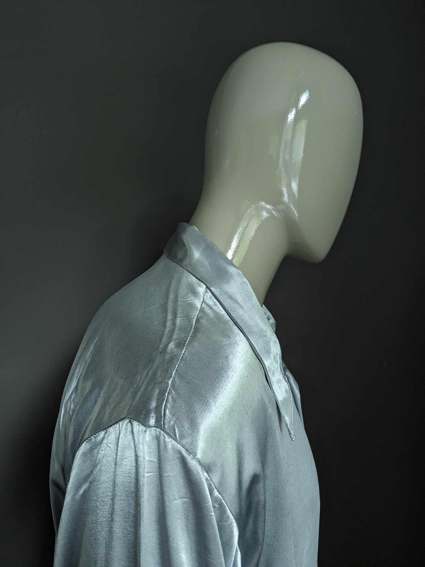 Vintage Gregore 70's shirt with point collar. Shiny silver. Size L / XL.