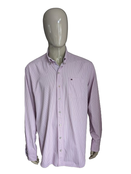 Chemise de pointe. Blanc rose rayé. Taille 2xl / xxl. Type de boutons de manchette.