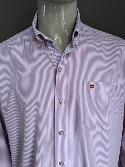 Shirt all'avanguardia. Strisce bianche rosa. Dimensione 2xl / xxl. Tipo di gemelli.