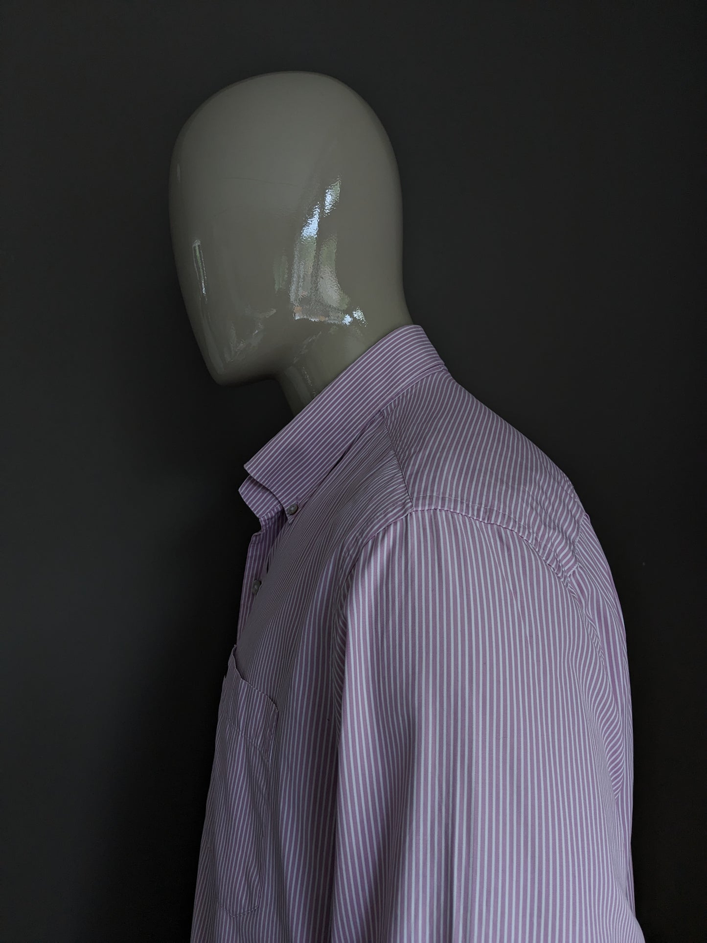 Shirt all'avanguardia. Strisce bianche rosa. Dimensione 2xl / xxl. Tipo di gemelli.