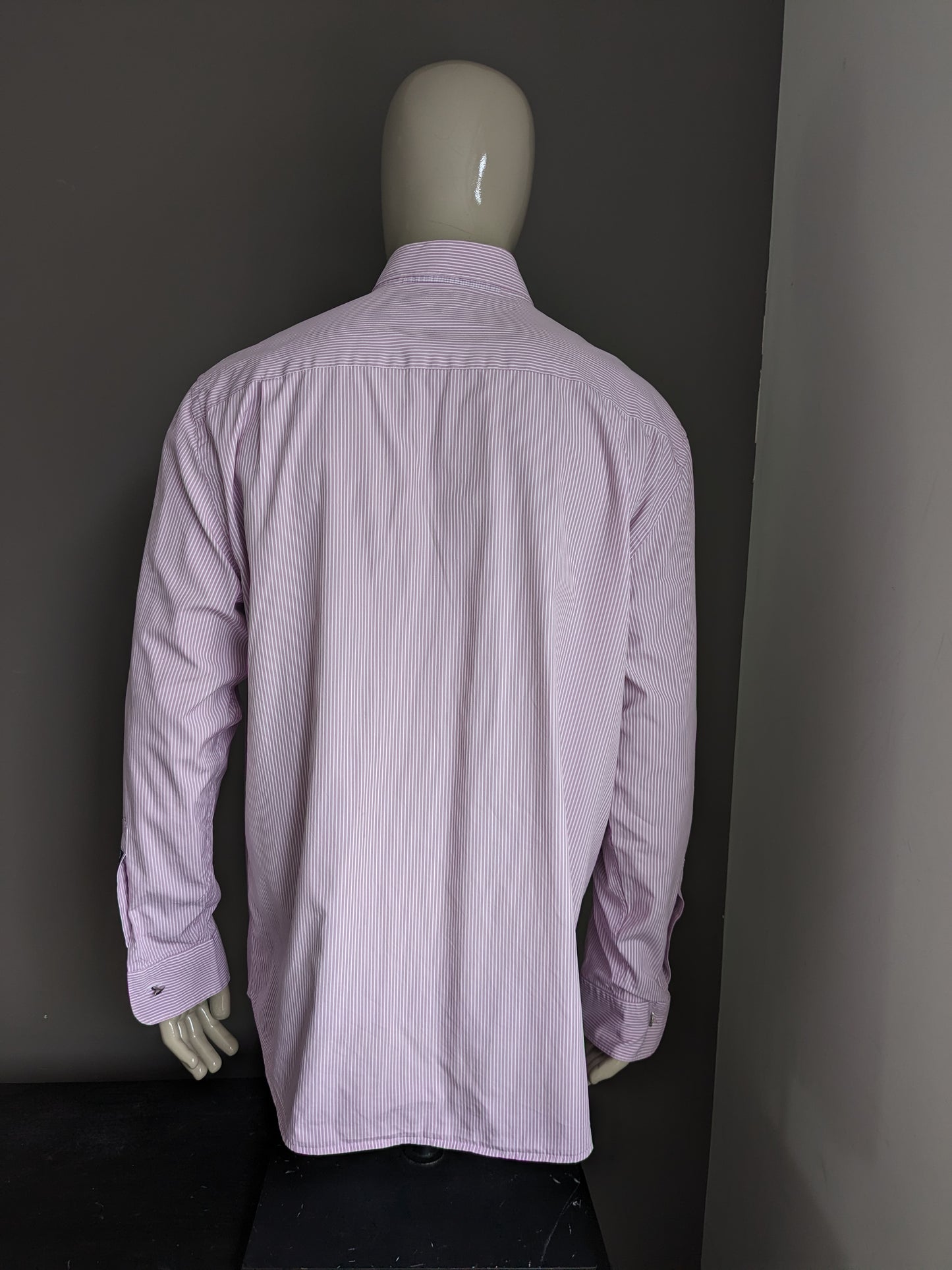 Chemise de pointe. Blanc rose rayé. Taille 2xl / xxl. Type de boutons de manchette.