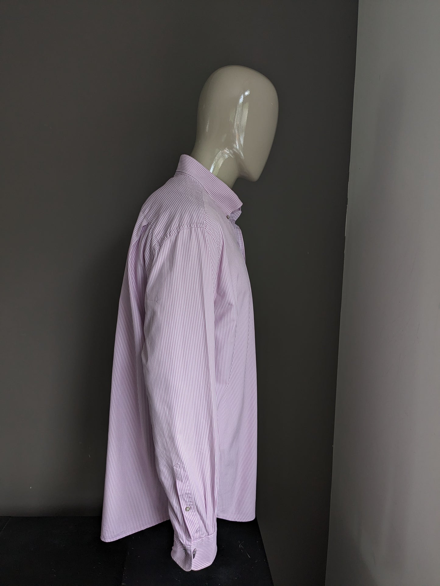 Shirt all'avanguardia. Strisce bianche rosa. Dimensione 2xl / xxl. Tipo di gemelli.