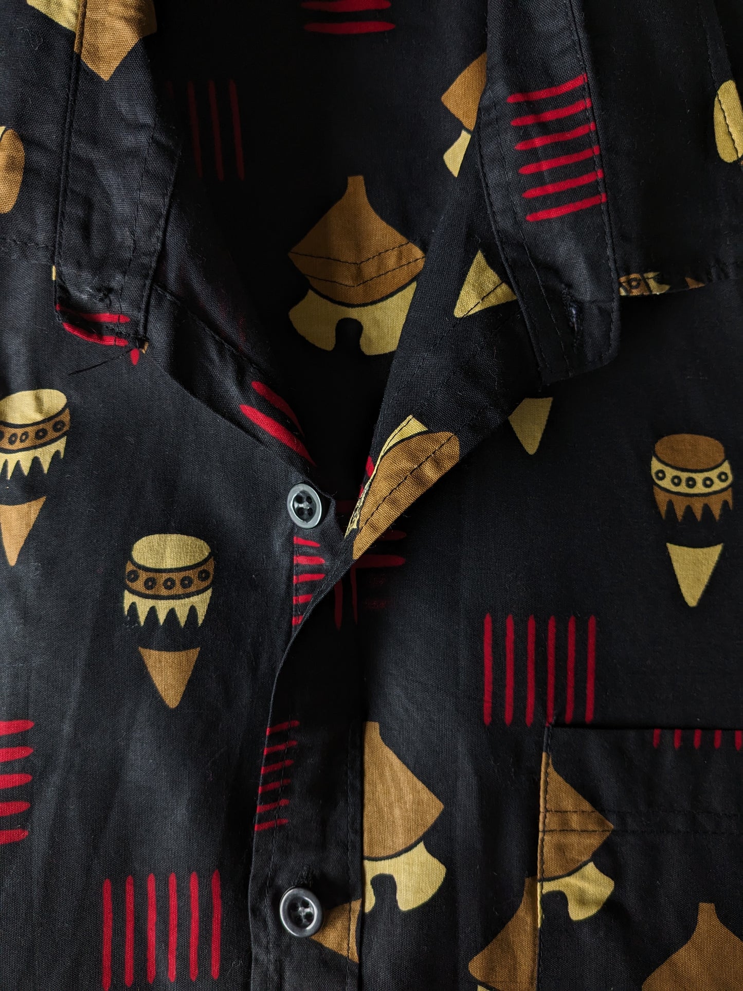 Sleeveless shirt. Black yellow red African print. Size L.