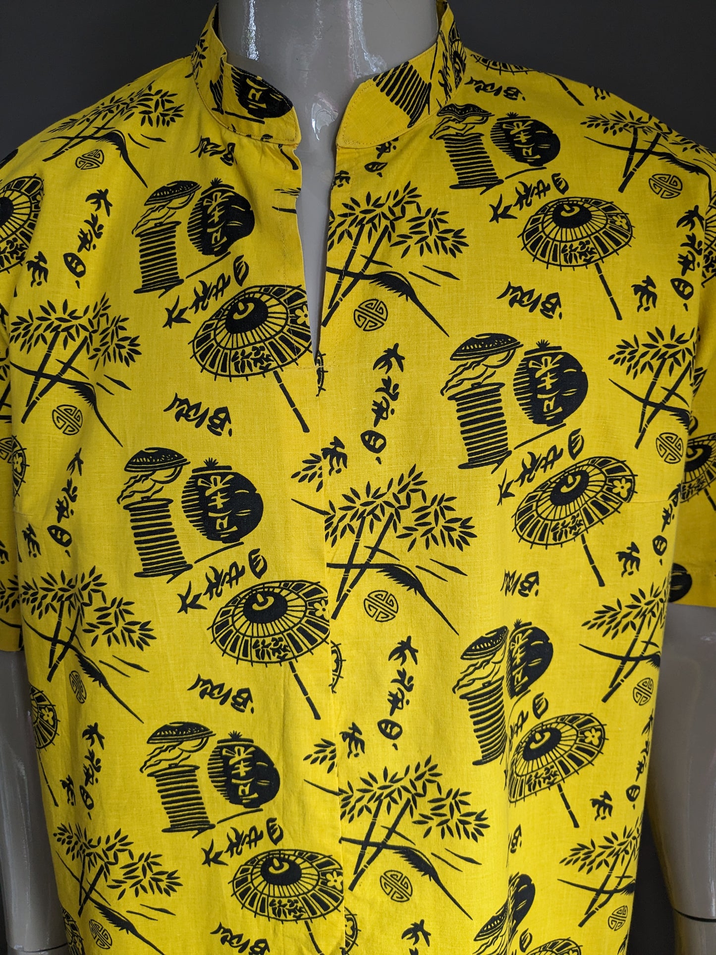 Camisa de línea A de marca con Mao / agricultores / cuello de pie. Estampado negro amarillo. Tamaño 2xl / xxl.