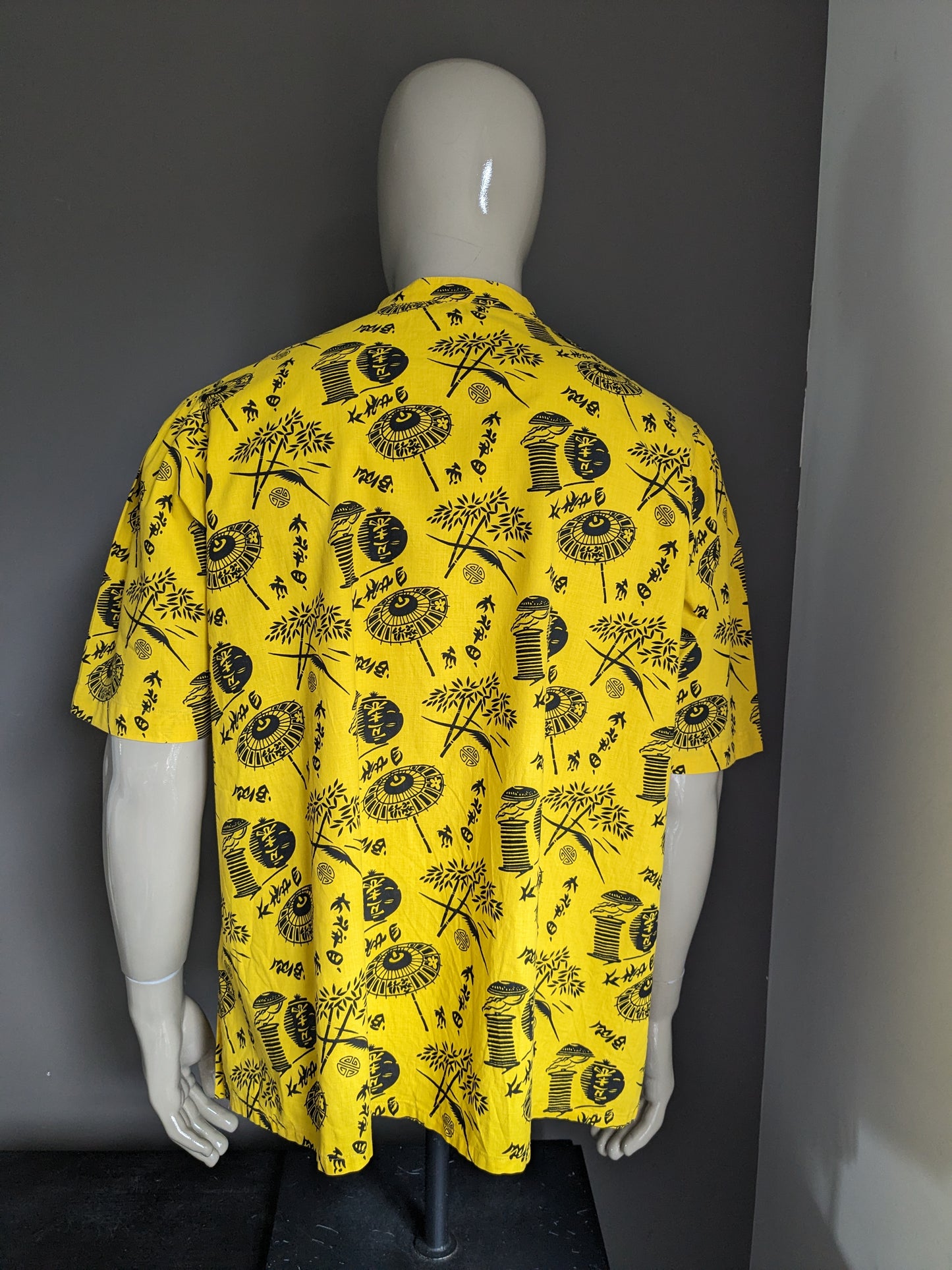 Camisa de línea A de marca con Mao / agricultores / cuello de pie. Estampado negro amarillo. Tamaño 2xl / xxl.