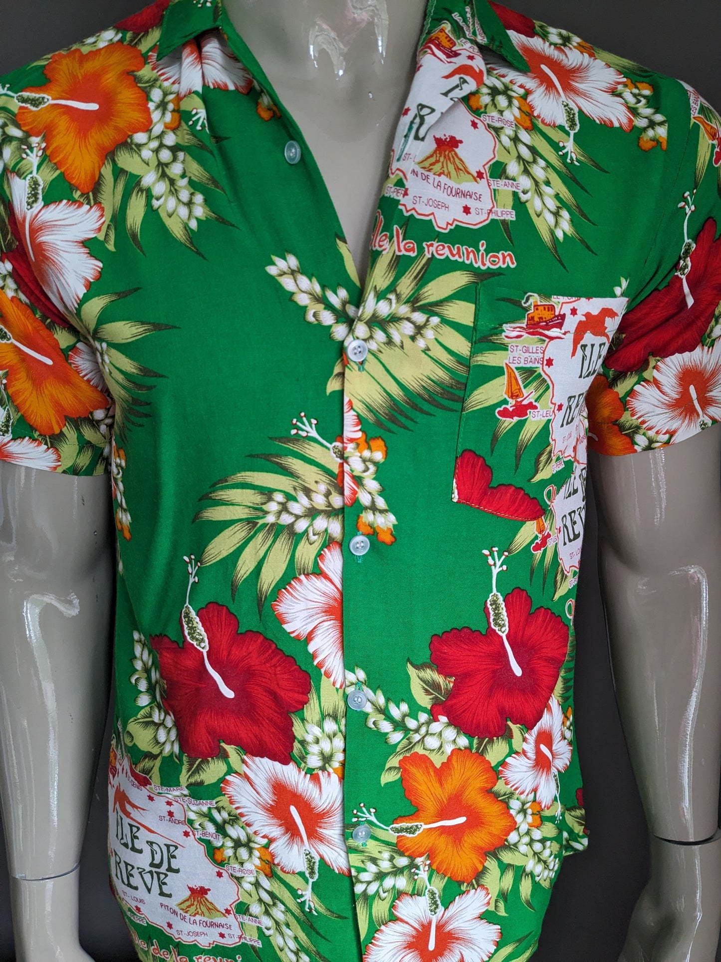 Sleeve corta della camicia delle Hawaii. Fiori d'arancia rossa verde stampa. Taglia M.