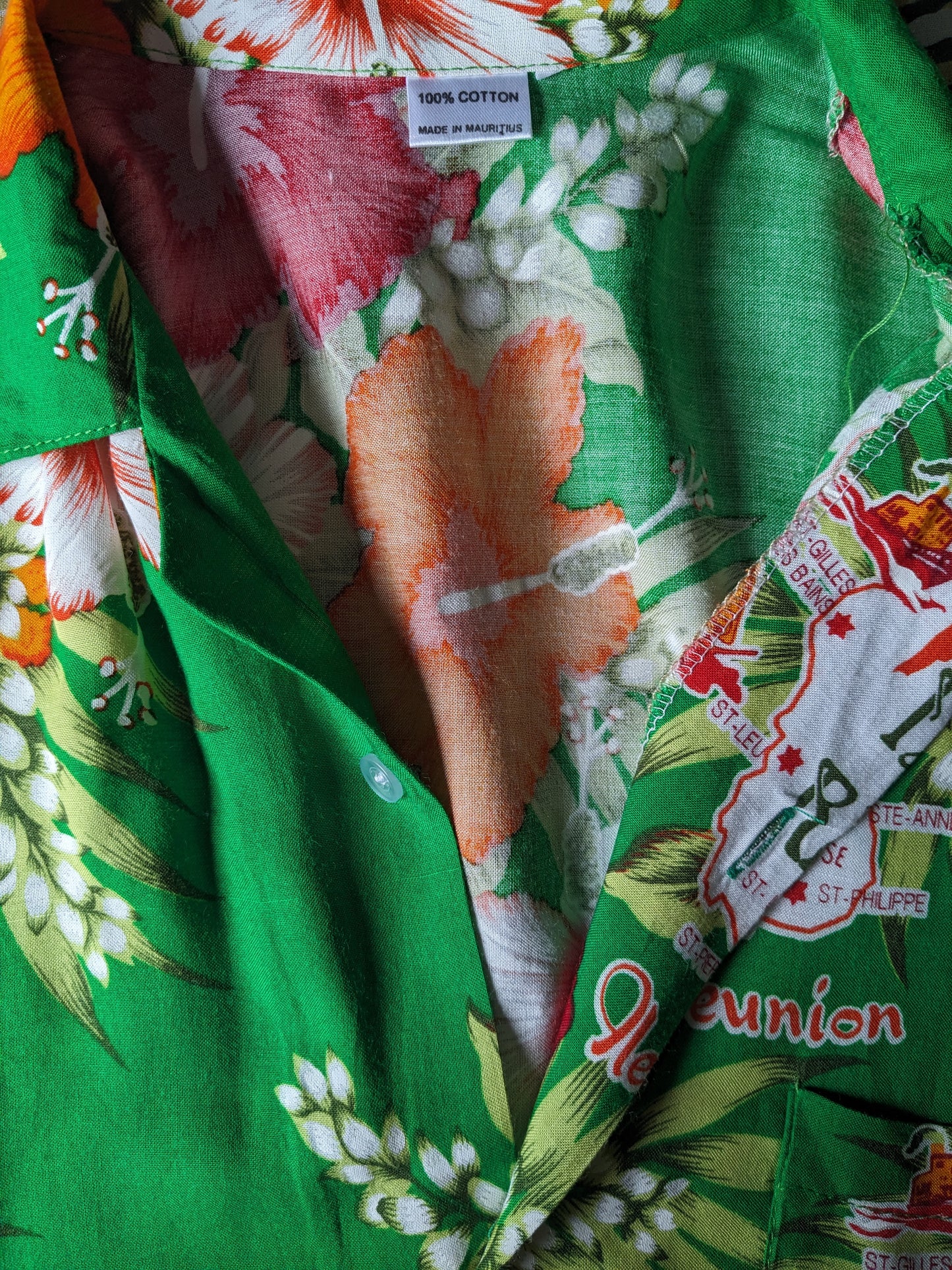 Hawaii chemise courte à manches courtes. Print de fleurs orange rouge vert. Taille M.