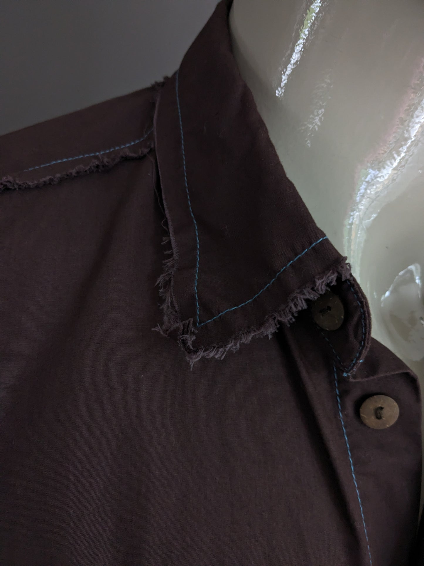 SHIRT SHIRT STRAMFIELD. Brown con cuciture blu e bordi sfilacciati. Taglia XL.