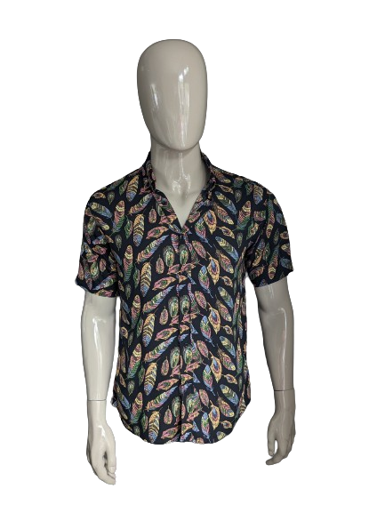 Pink Panther shirt short sleeve. Colored feathers print. Size L.