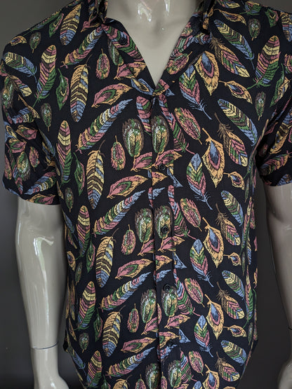 Pink Panther shirt short sleeve. Colored feathers print. Size L.