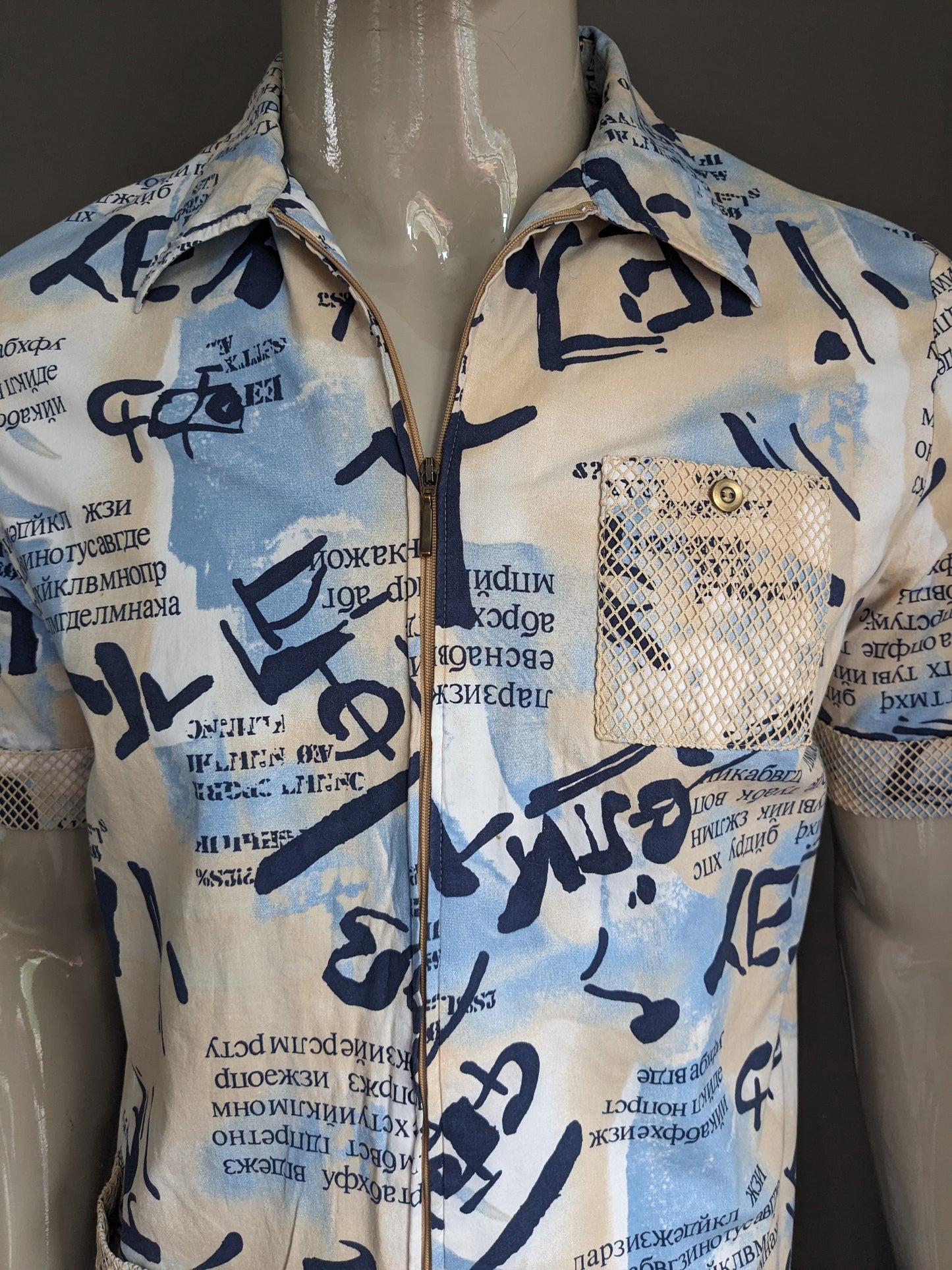 Camisa vintage manga corta y cremallera. Impresión azul beige con aplicaciones de malla. Talla L.