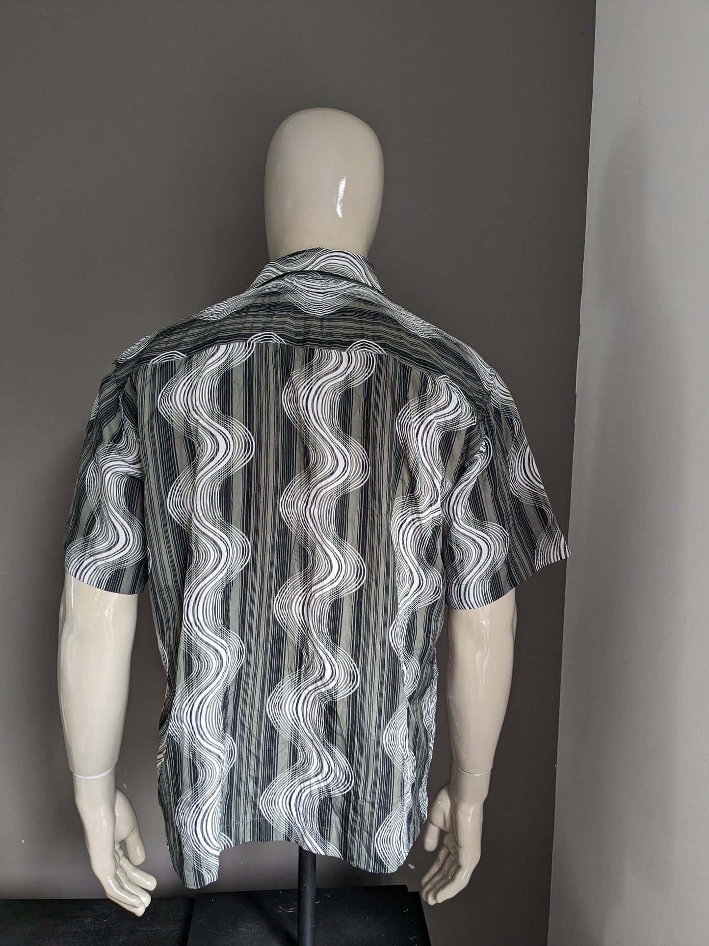 Vintage Steve Kettel shirt short sleeve. Gray black and white print with wrinkle effect. Size XL.