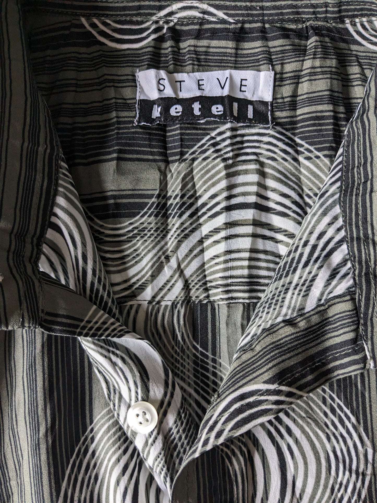 Vintage Steve Kettel shirt short sleeve. Gray black and white print with wrinkle effect. Size XL.