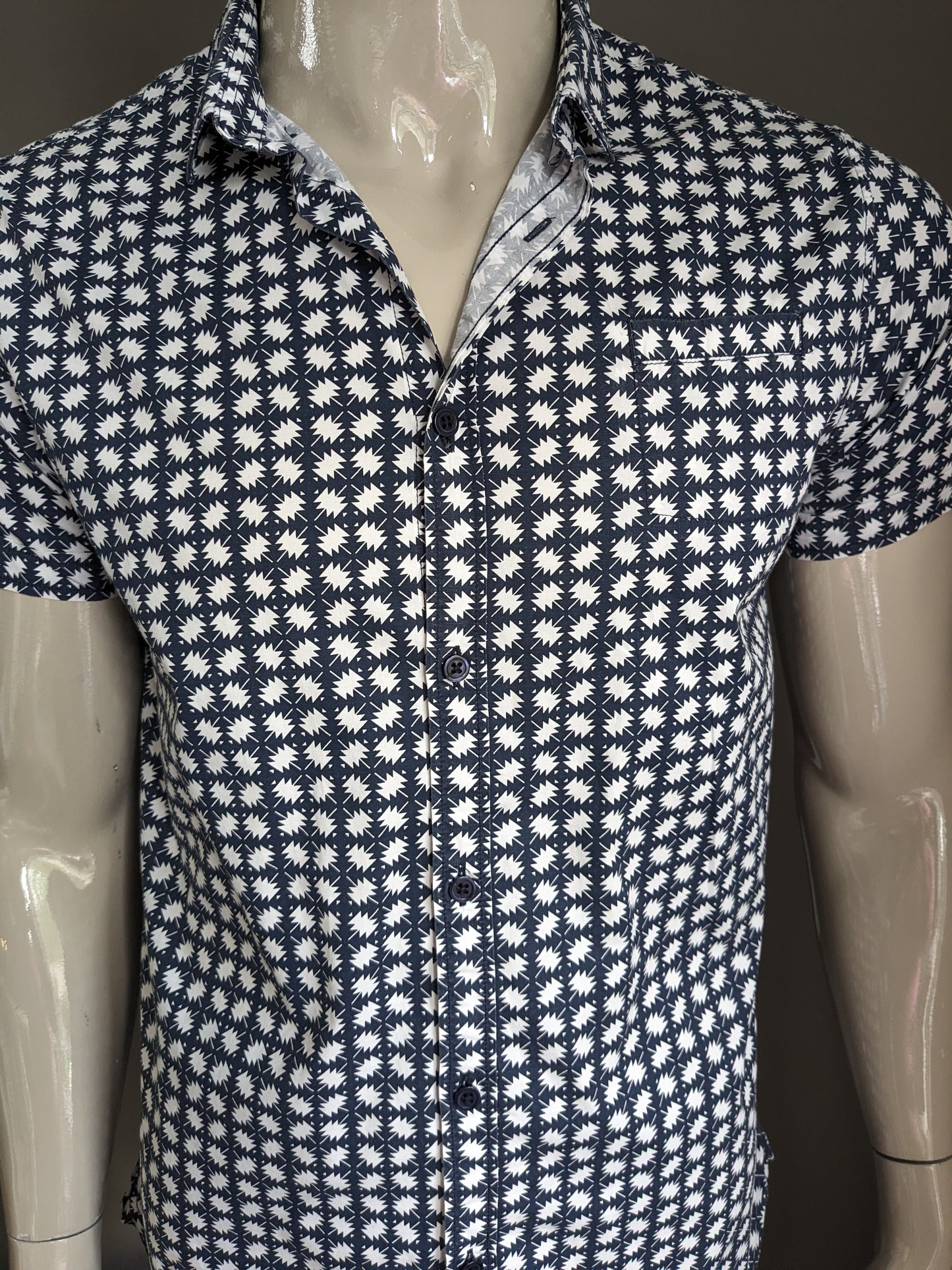 Camisa dstrezzed manga corta. Estampado blanco azul. Talla M.