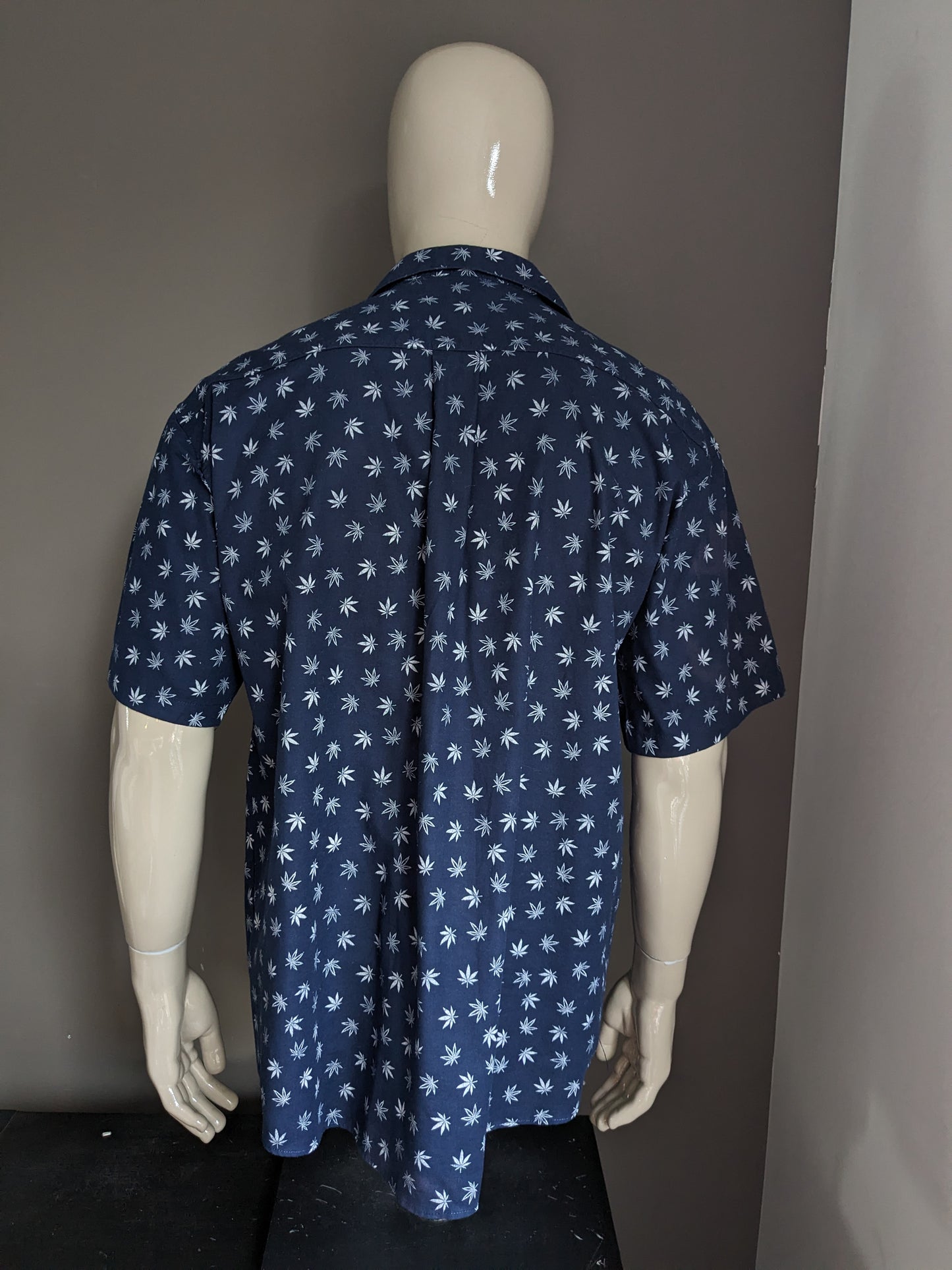 Orcan shirt short sleeve. Blue white print. Size XL.