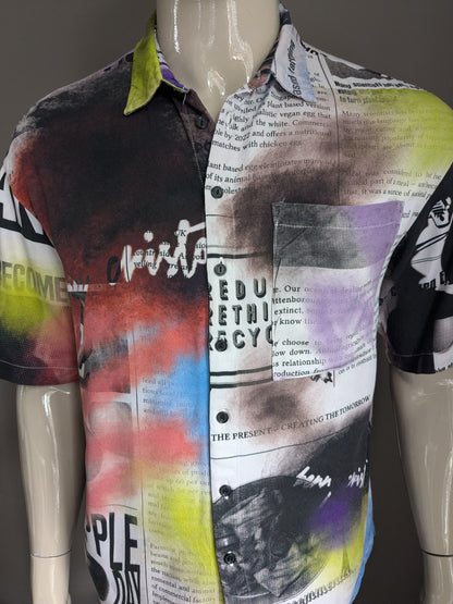 Acerca de ti x Benny Cristo camisa manga corta. Impresión de texto de color. Talla L.