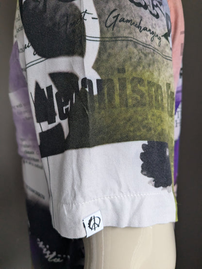 À propos de vous x Benny Cristo Shirt Sleeve. Impression de texte coloré. Taille L.