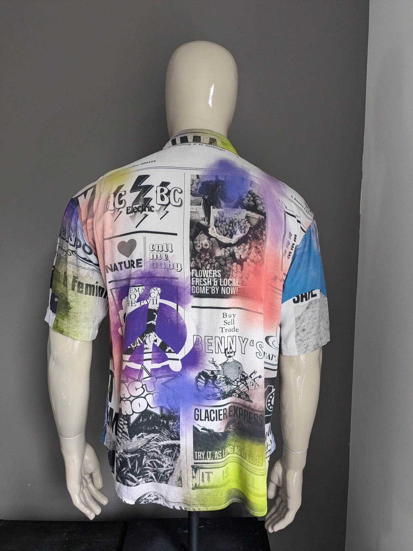 Acerca de ti x Benny Cristo camisa manga corta. Impresión de texto de color. Talla L.