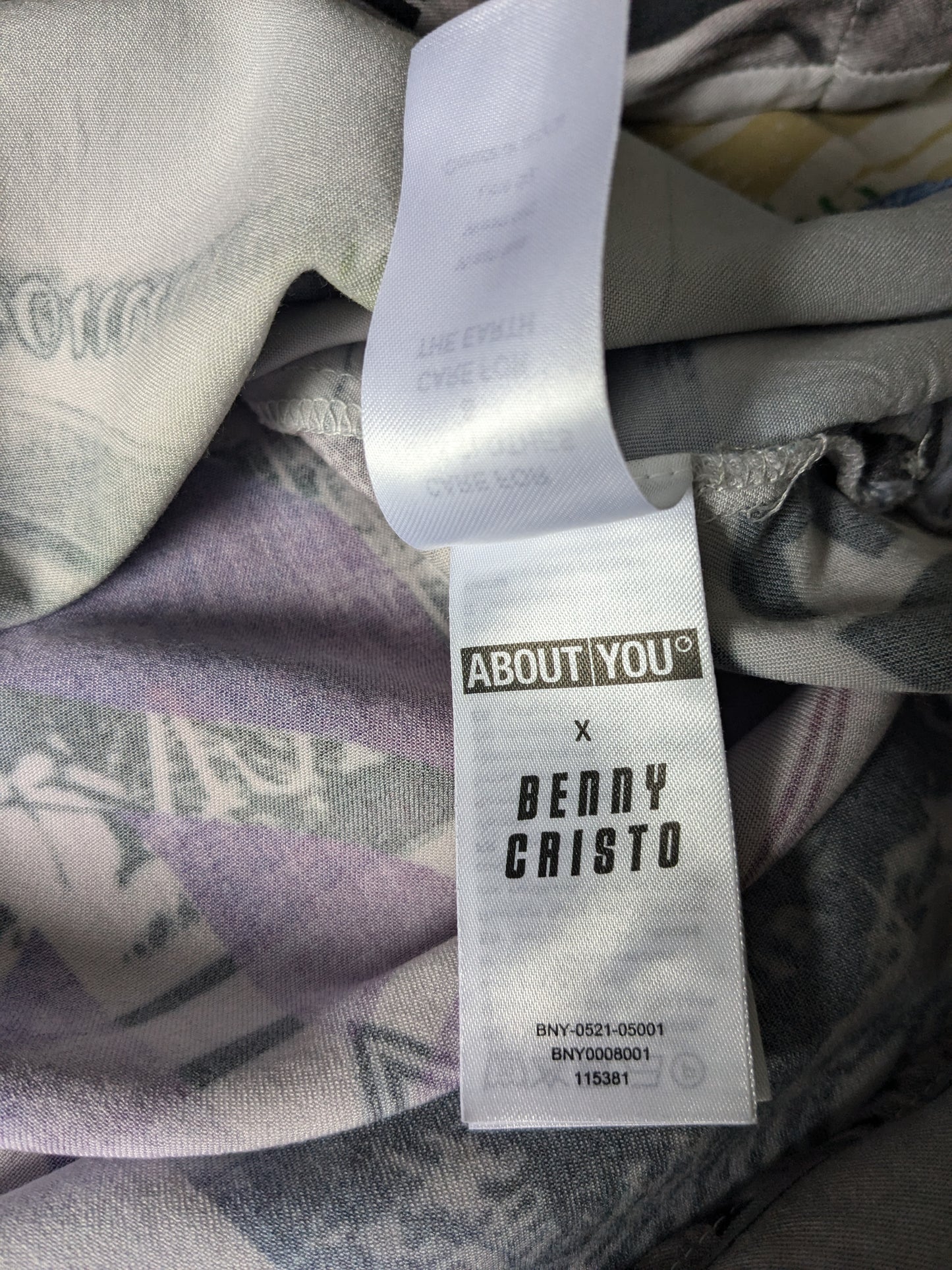 About You X Benny Cristo Shirt Short Sleeve. Colored text print. Size L.