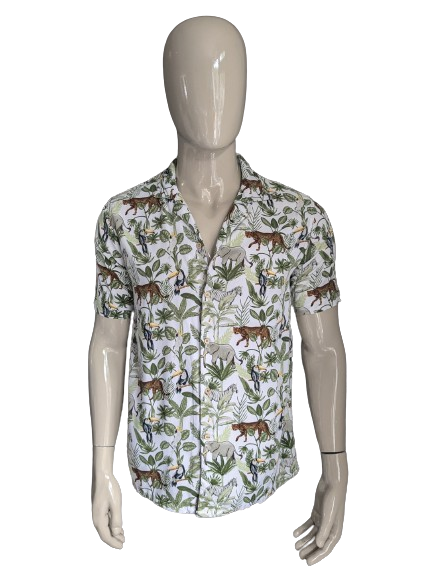 Tessentials shirt short sleeve. Green white animal-erwoud print. Size L.