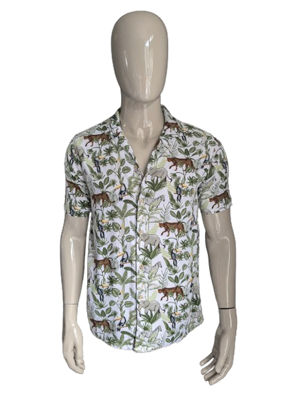 Tessentials shirt short sleeve. Green white animal-erwoud print. Size L.