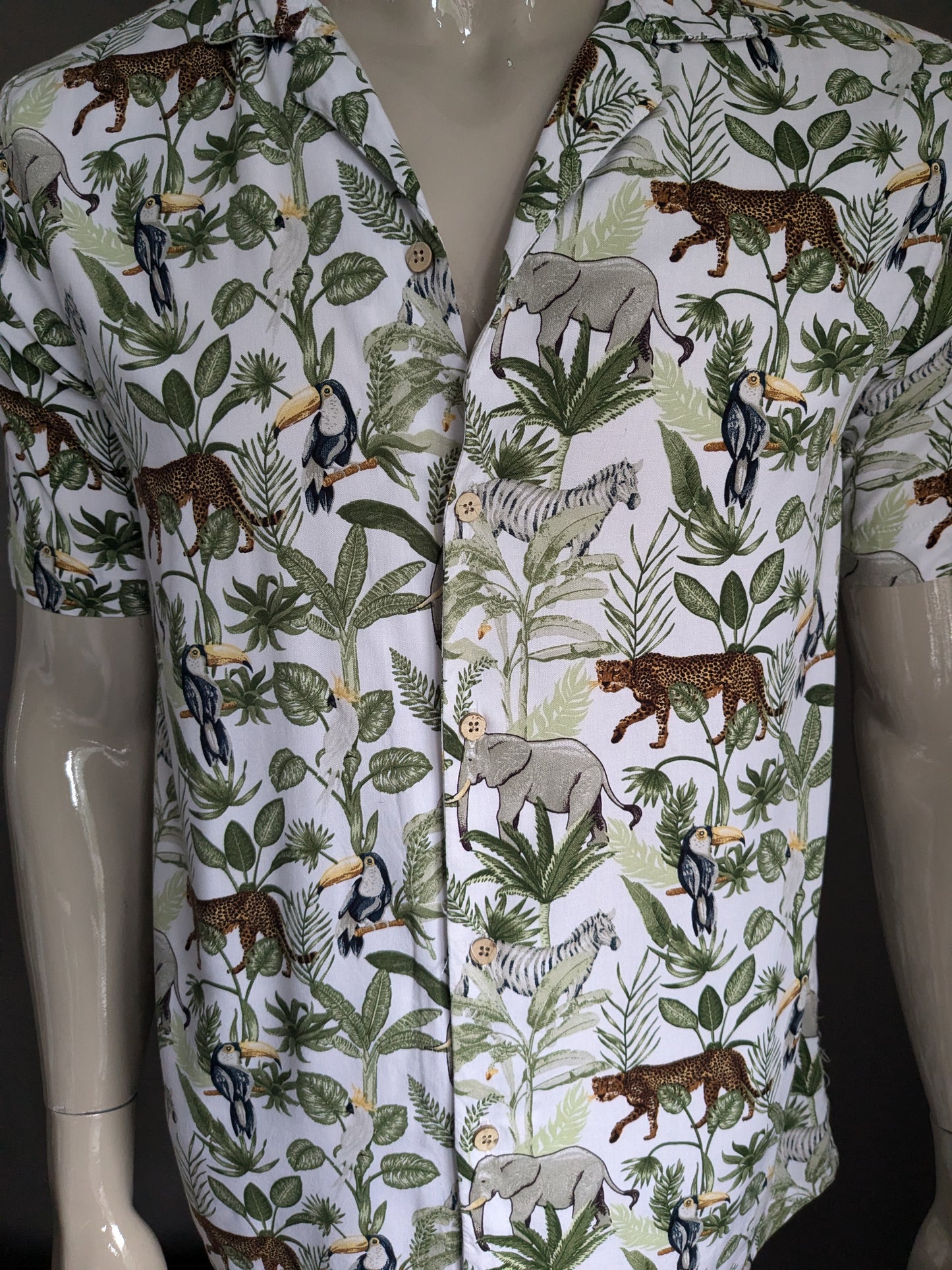 Camisa Tessentials manga corta. Impresión de animales blancos verdes. Talla L.