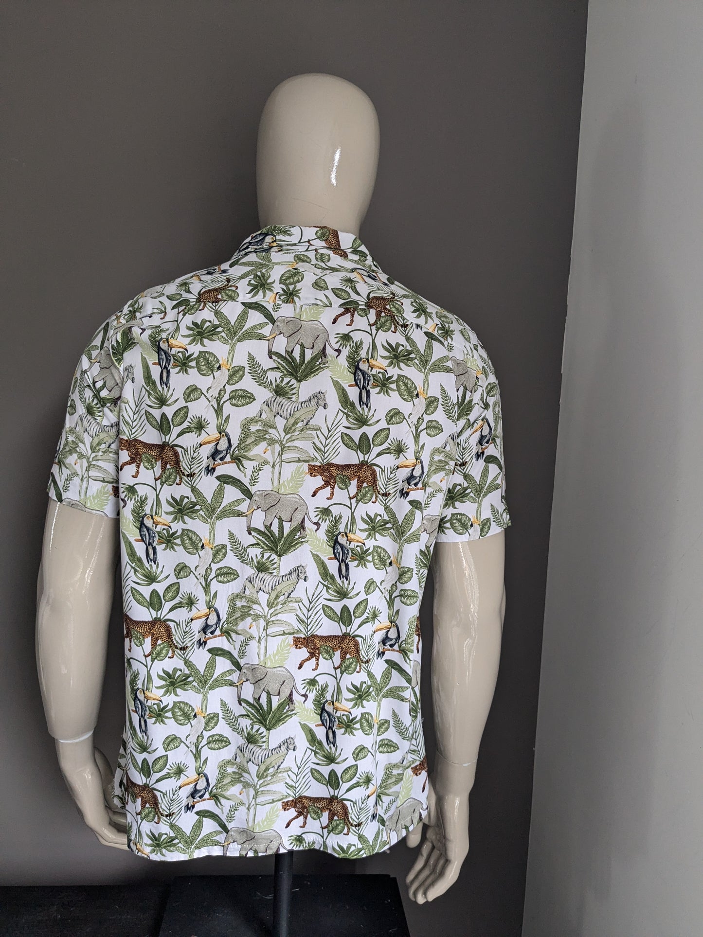 Camisa Tessentials manga corta. Impresión de animales blancos verdes. Talla L.