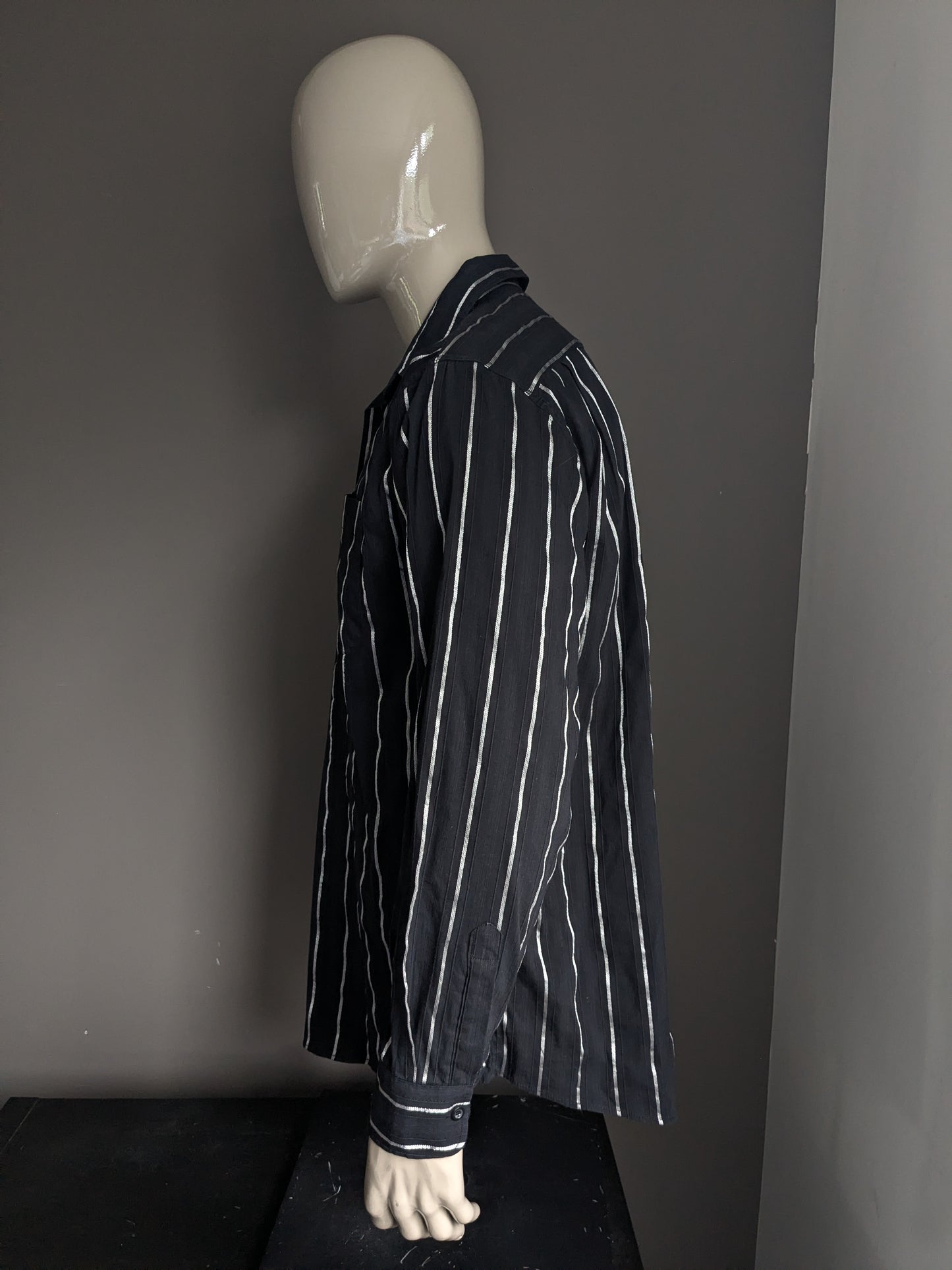 Camicia vintage. Strisce d'argento nero. Taglia XL. stirata.