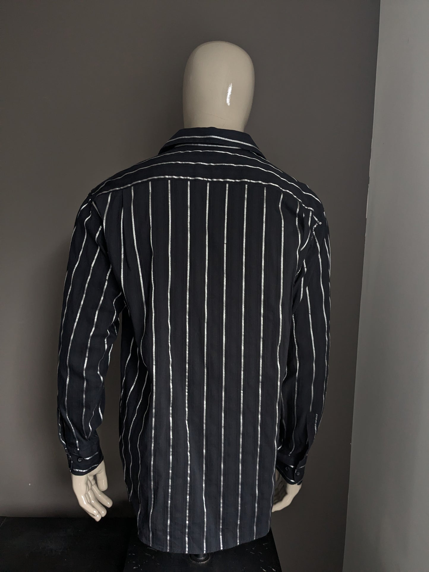 Camicia vintage. Strisce d'argento nero. Taglia XL. stirata.