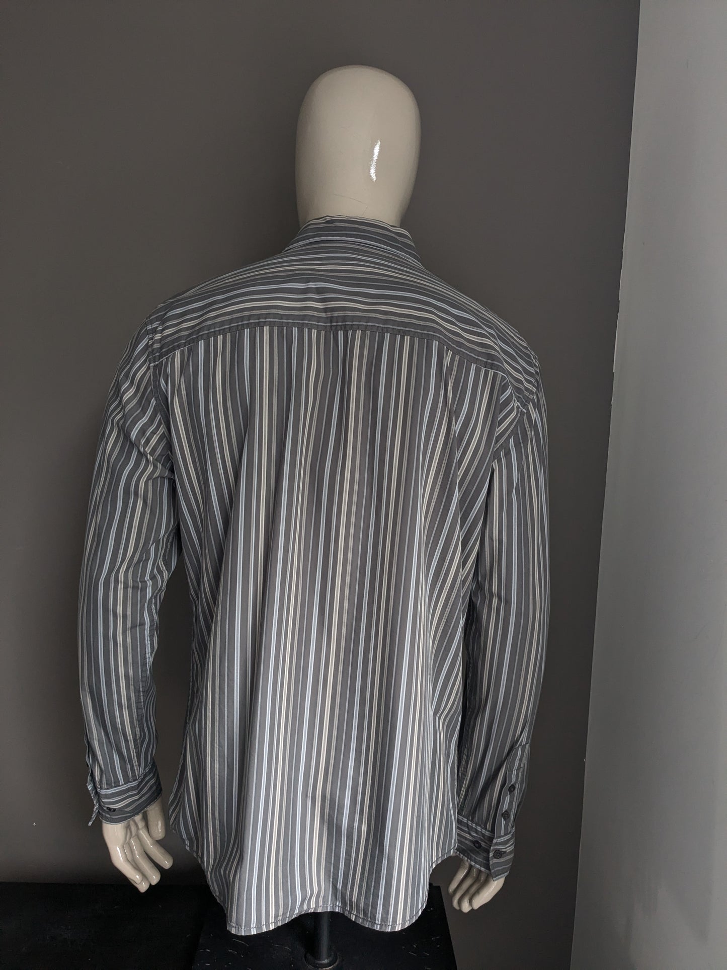 Mustang shirt. Gray blue beige striped. Size XL.