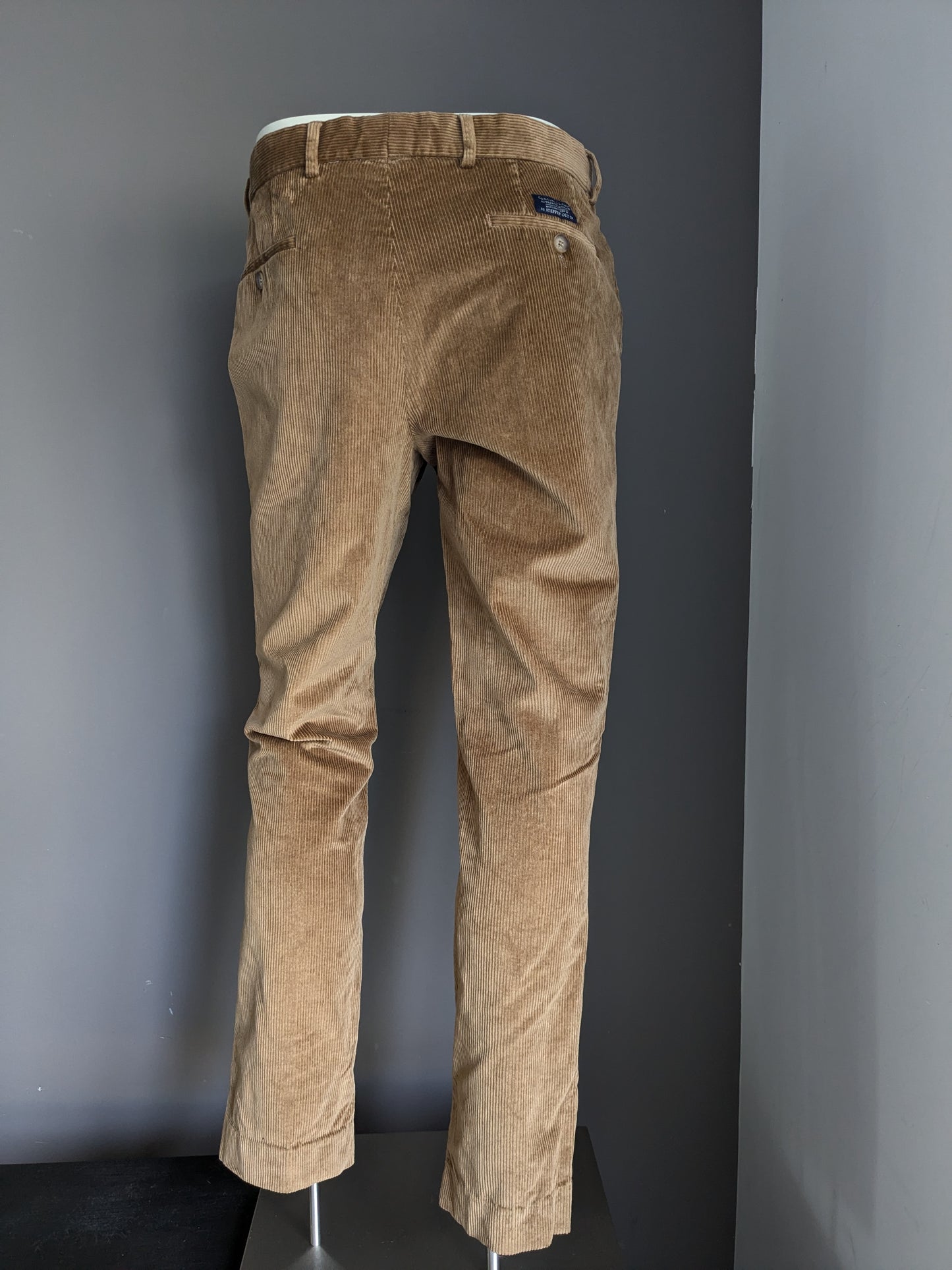 Steppin Put Ribbroek. Brown colored. Size 50 / M. Model "Churchill". Stretched.