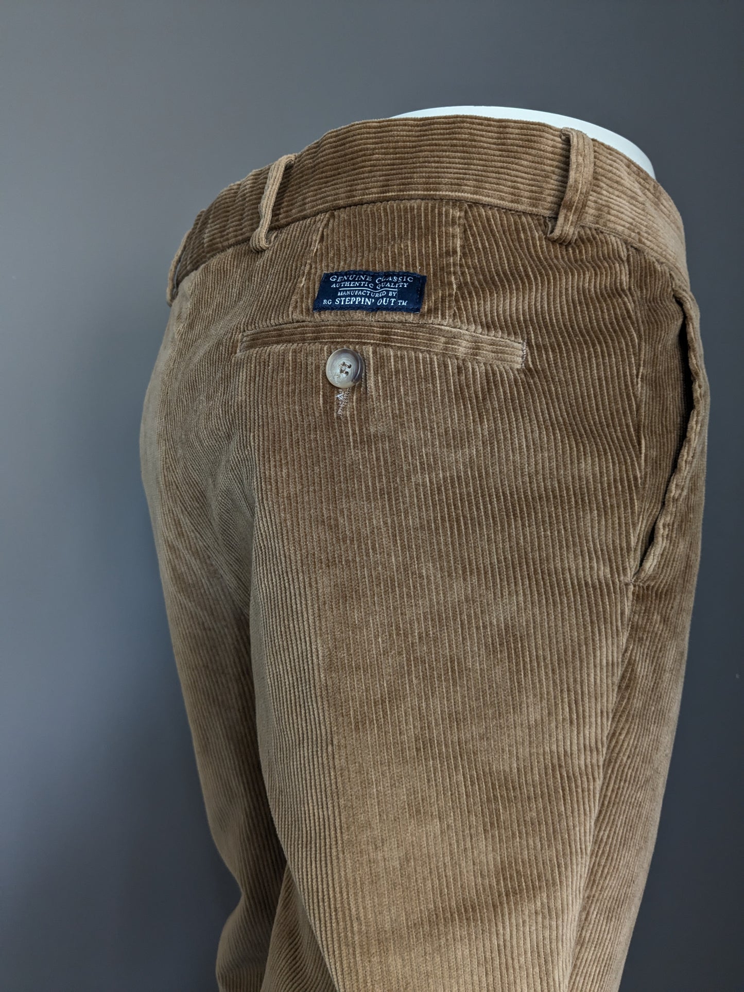 Steppin Put Ribbroek. Brown colored. Size 50 / M. Model "Churchill". Stretched.