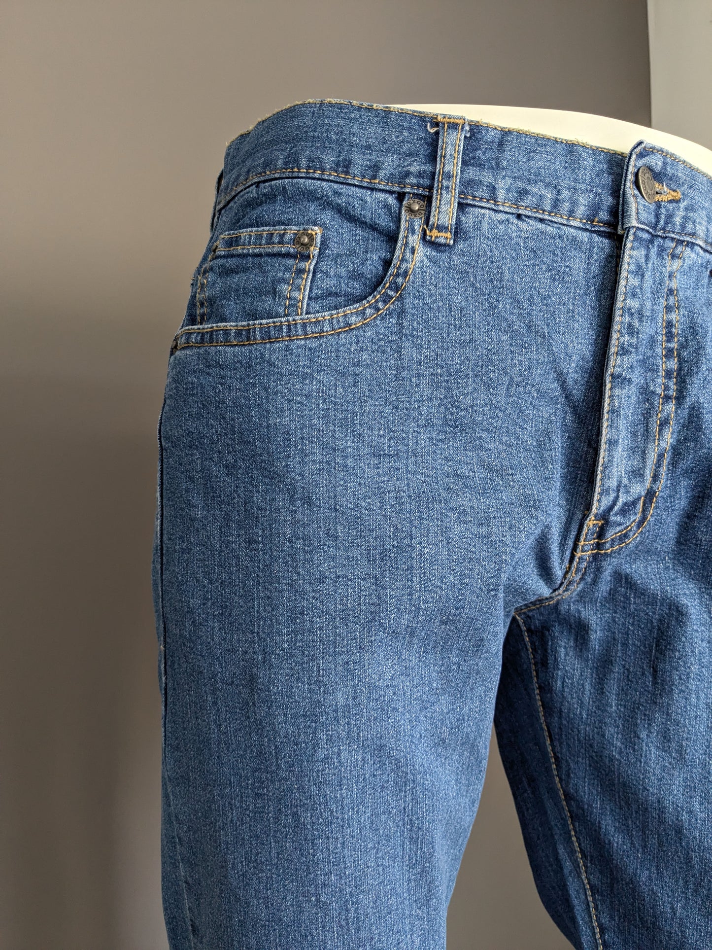 DXGO jeans. Blauw gekleurd. Maat W33 - L 34. Stretch.