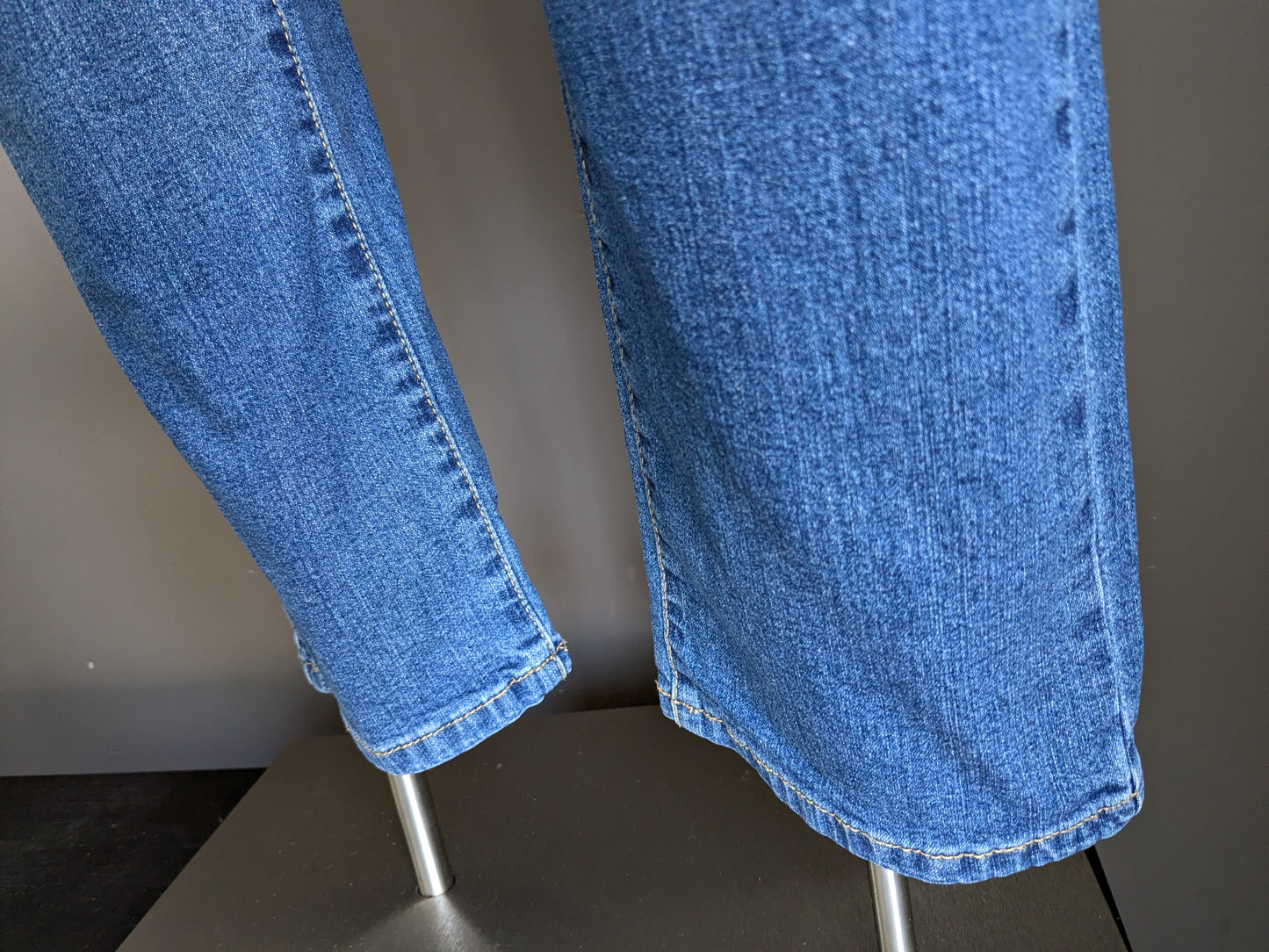 Dxgo jeans. Blue colored. Size W33 - L 34. Stretch.