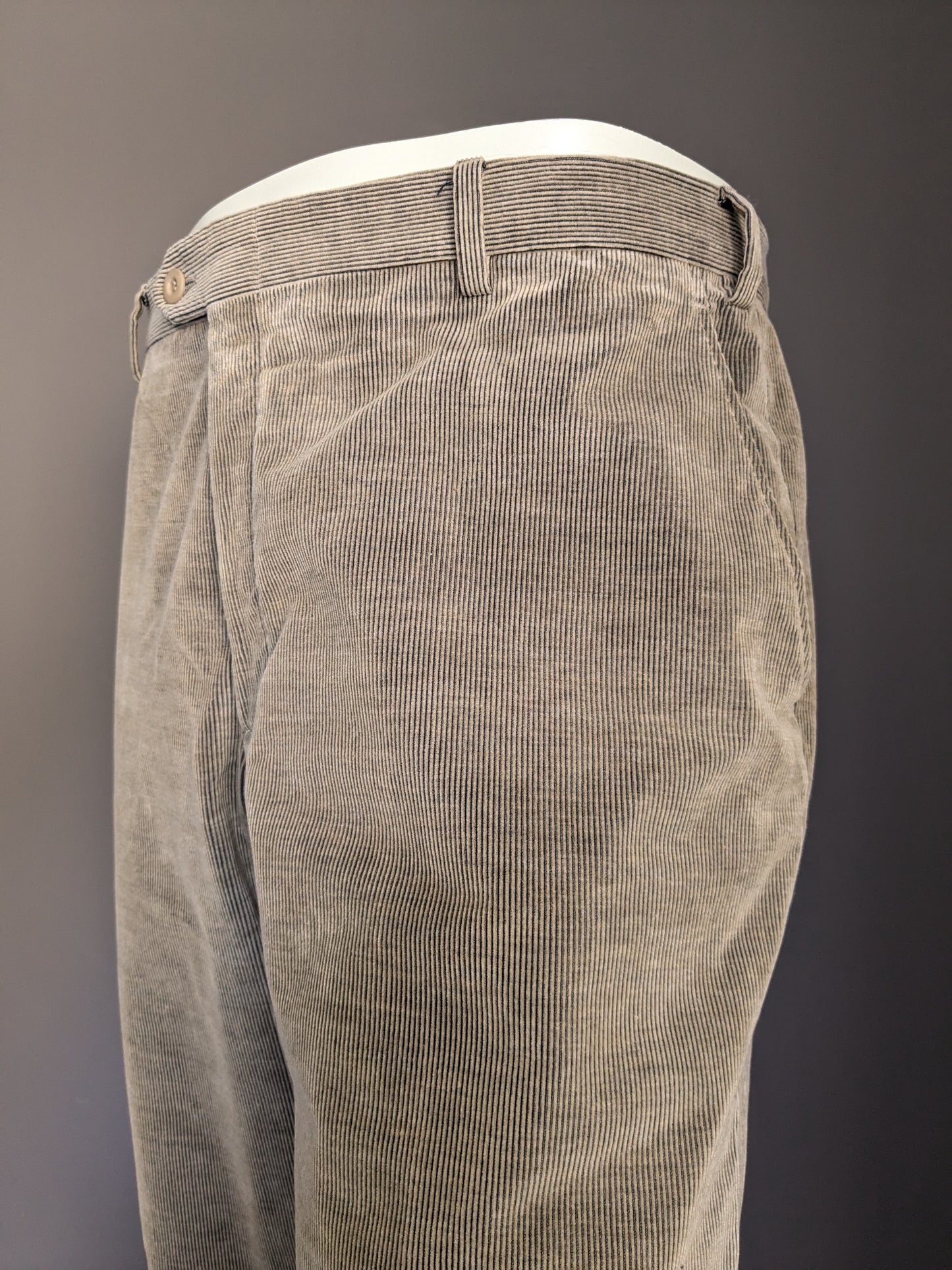 Brioni Ribbroek. Schöne Rippe. Hellbraun gefärbt. Größe 54 / xl.